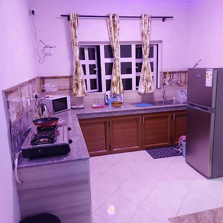 Rs Villas - Three Bedrooms Share Apartment With Private Room And Free Wifi And 100Mts To The Beach And Ac And 100Mts To Bus Stop And Pool Flic-en-Flacq المظهر الخارجي الصورة