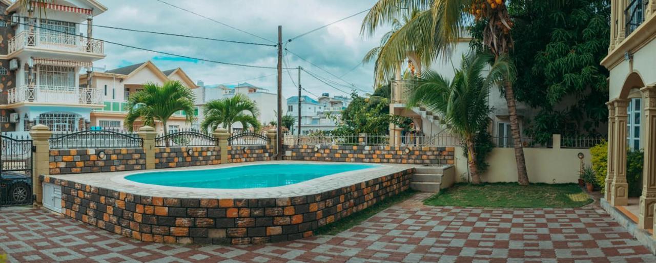 Rs Villas - Three Bedrooms Share Apartment With Private Room And Free Wifi And 100Mts To The Beach And Ac And 100Mts To Bus Stop And Pool Flic-en-Flacq المظهر الخارجي الصورة