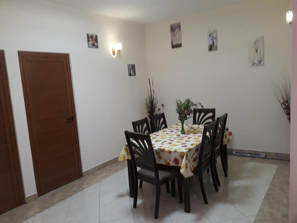 Rs Villas - Three Bedrooms Share Apartment With Private Room And Free Wifi And 100Mts To The Beach And Ac And 100Mts To Bus Stop And Pool Flic-en-Flacq المظهر الخارجي الصورة