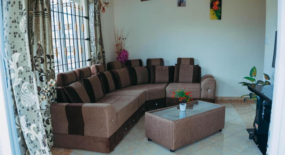 Rs Villas - Three Bedrooms Share Apartment With Private Room And Free Wifi And 100Mts To The Beach And Ac And 100Mts To Bus Stop And Pool Flic-en-Flacq المظهر الخارجي الصورة