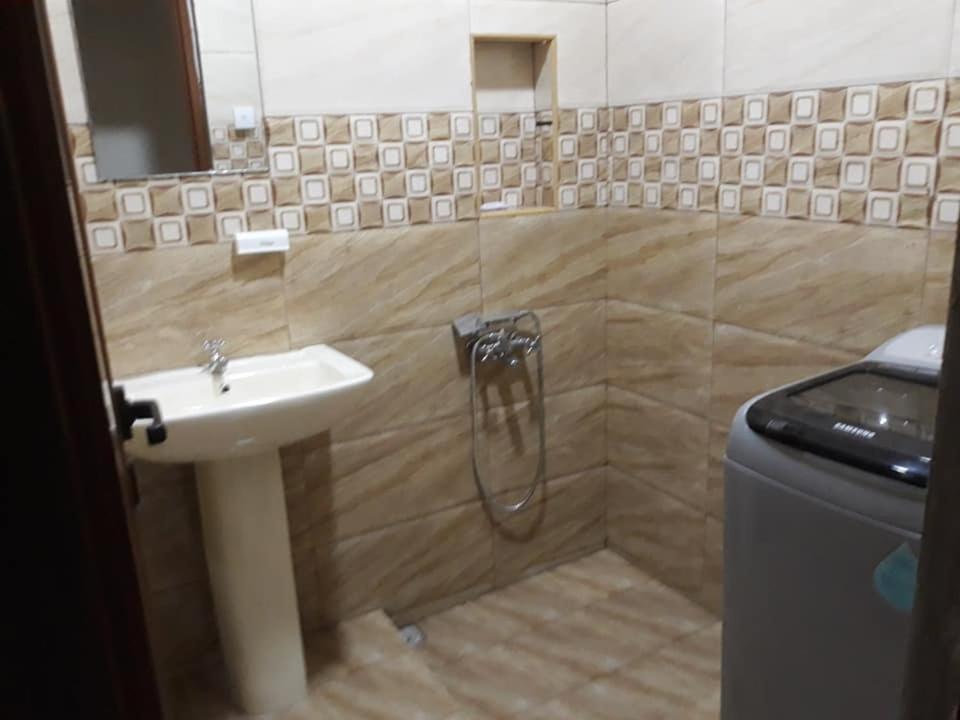 Rs Villas - Three Bedrooms Share Apartment With Private Room And Free Wifi And 100Mts To The Beach And Ac And 100Mts To Bus Stop And Pool Flic-en-Flacq المظهر الخارجي الصورة