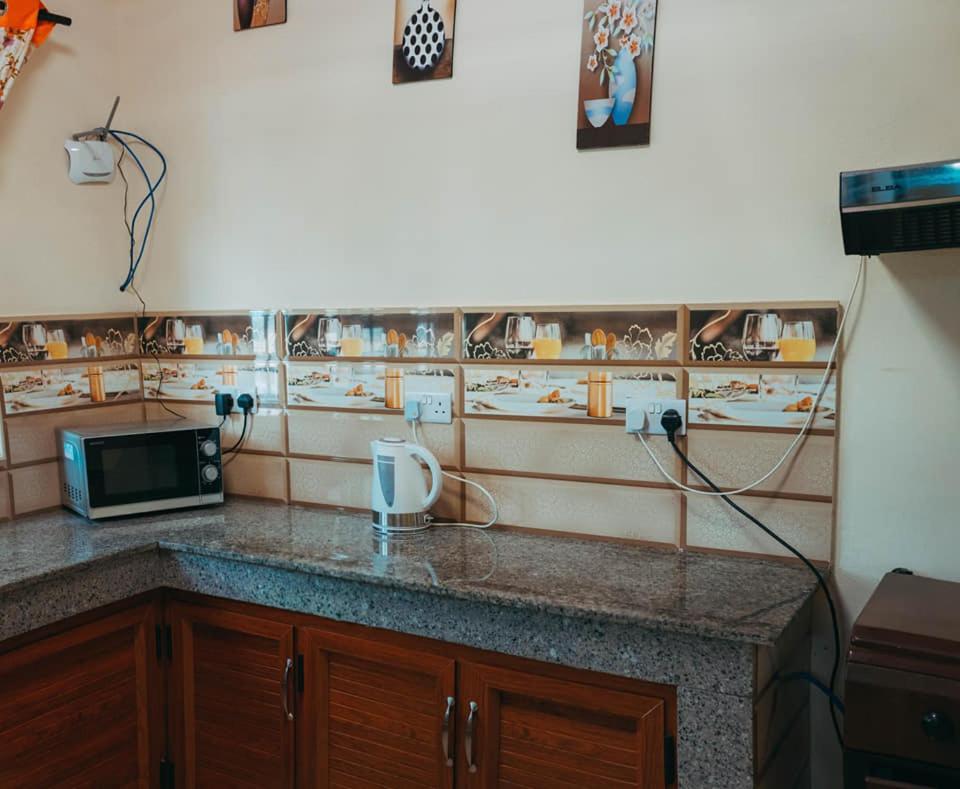 Rs Villas - Three Bedrooms Share Apartment With Private Room And Free Wifi And 100Mts To The Beach And Ac And 100Mts To Bus Stop And Pool Flic-en-Flacq المظهر الخارجي الصورة