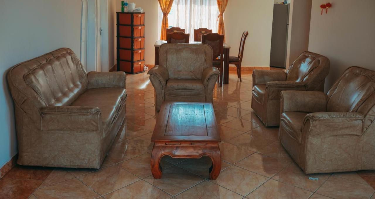 Rs Villas - Three Bedrooms Share Apartment With Private Room And Free Wifi And 100Mts To The Beach And Ac And 100Mts To Bus Stop And Pool Flic-en-Flacq المظهر الخارجي الصورة