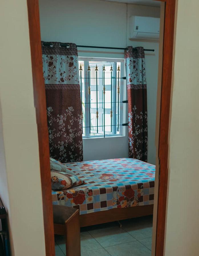 Rs Villas - Three Bedrooms Share Apartment With Private Room And Free Wifi And 100Mts To The Beach And Ac And 100Mts To Bus Stop And Pool Flic-en-Flacq المظهر الخارجي الصورة