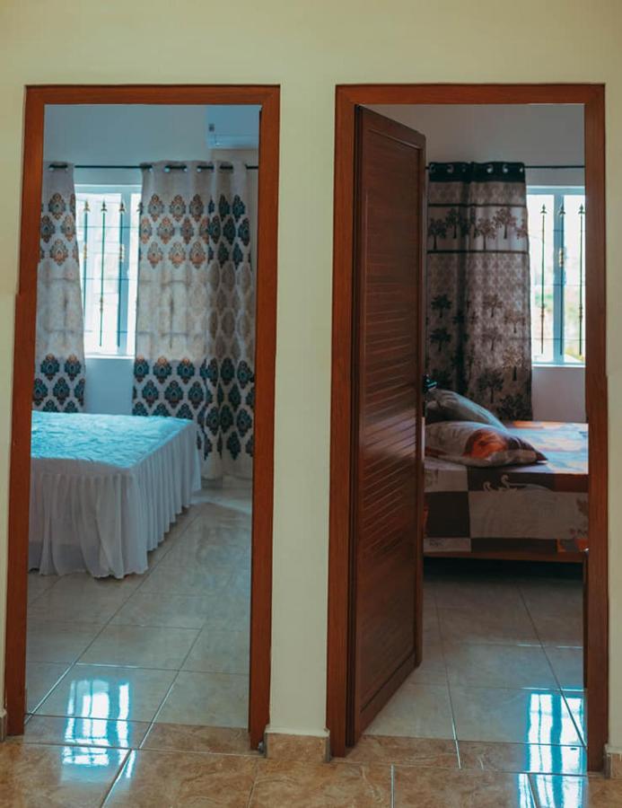 Rs Villas - Three Bedrooms Share Apartment With Private Room And Free Wifi And 100Mts To The Beach And Ac And 100Mts To Bus Stop And Pool Flic-en-Flacq المظهر الخارجي الصورة