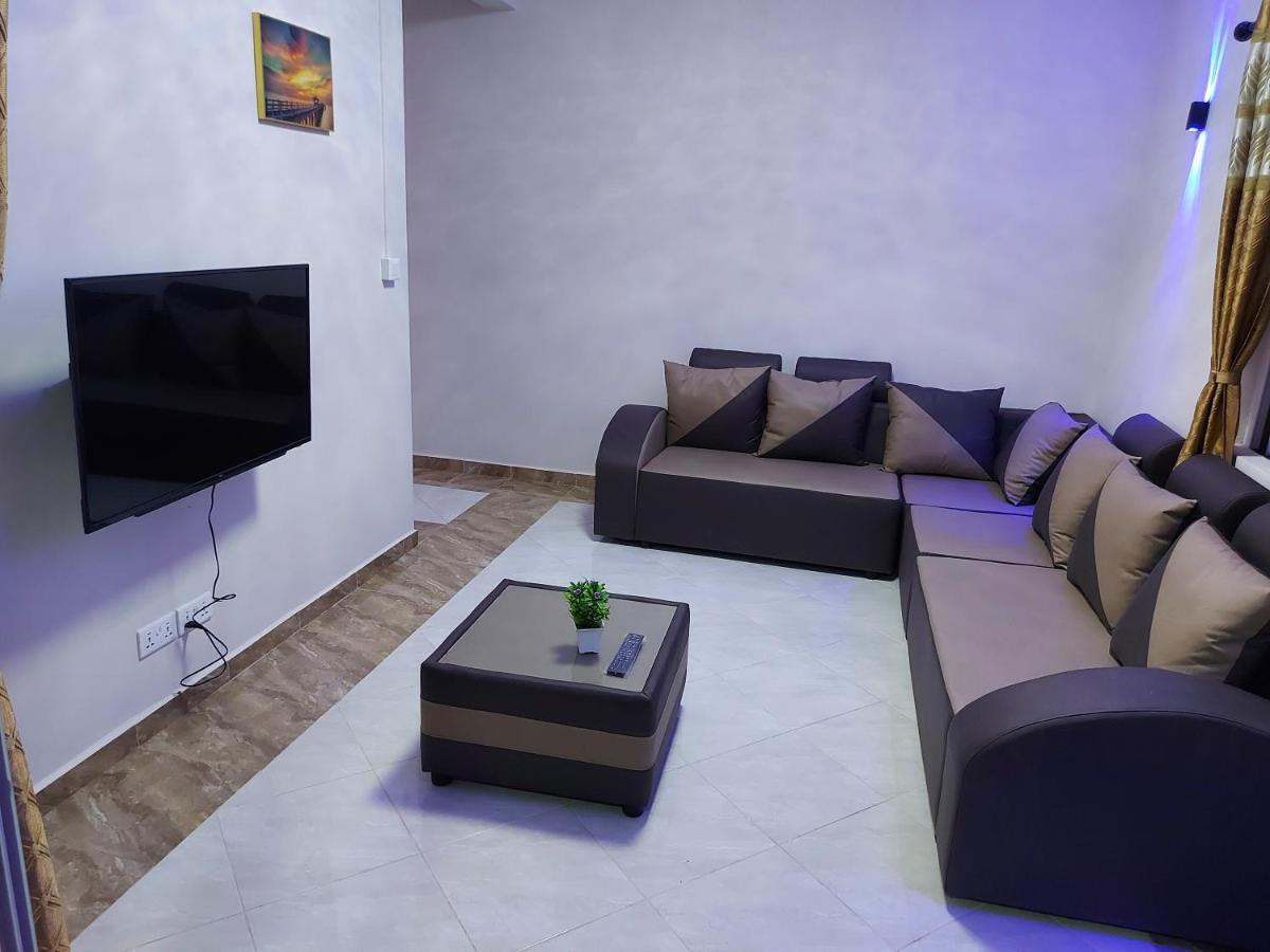 Rs Villas - Three Bedrooms Share Apartment With Private Room And Free Wifi And 100Mts To The Beach And Ac And 100Mts To Bus Stop And Pool Flic-en-Flacq المظهر الخارجي الصورة